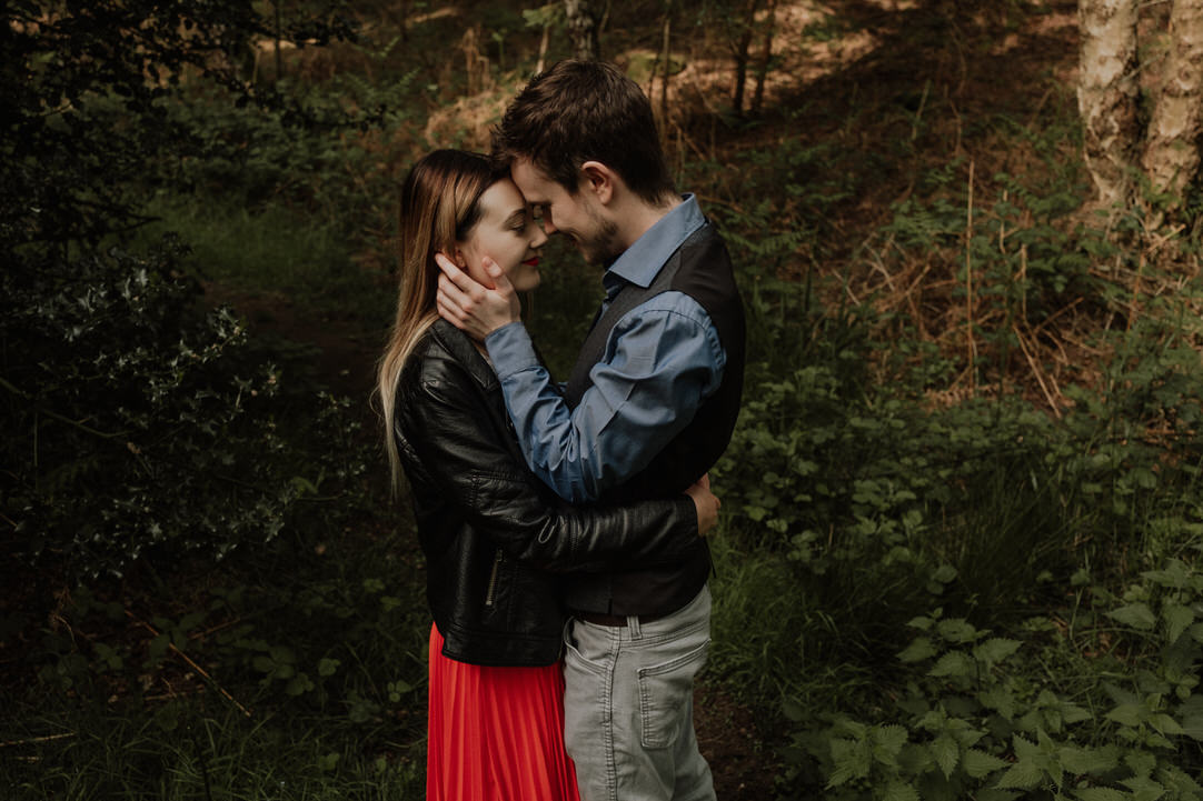 intimate moody couple shoot in woodlands bedfordshire